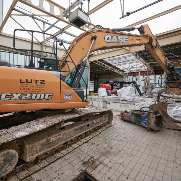 Abbrucharbeiten Herz&amp;Heim Bagger